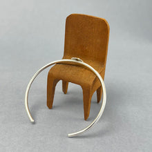 Load image into Gallery viewer, Silver bangle - Sunflower detail.