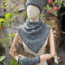 Load image into Gallery viewer, Triangular snood - 1