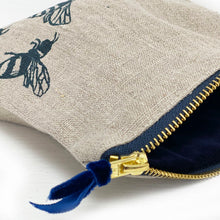 Load image into Gallery viewer, Large linen useful pouch - natural bee