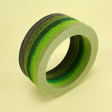 Load image into Gallery viewer, Felt disk bangle - green