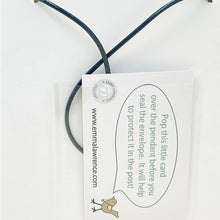 Load image into Gallery viewer, Card with butterfly necklace