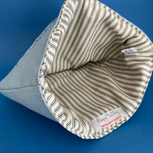 Load image into Gallery viewer, Tea Cosy - flowers