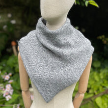 Load image into Gallery viewer, Triangular snood - 4