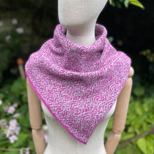 Load image into Gallery viewer, Triangular snood - 9