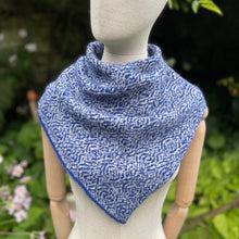 Load image into Gallery viewer, Triangular snood - 10