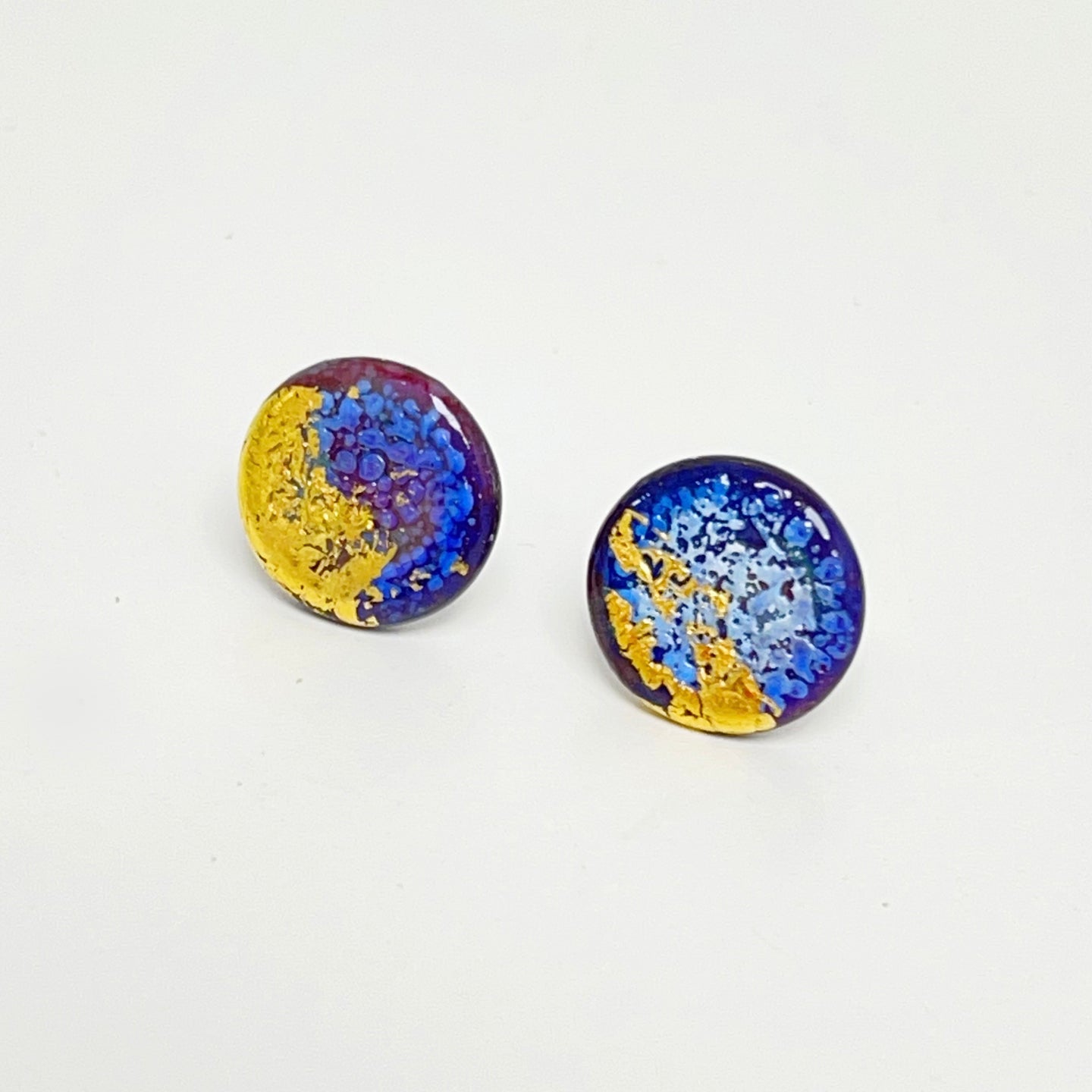 Glass and gold stud earrings - indigo