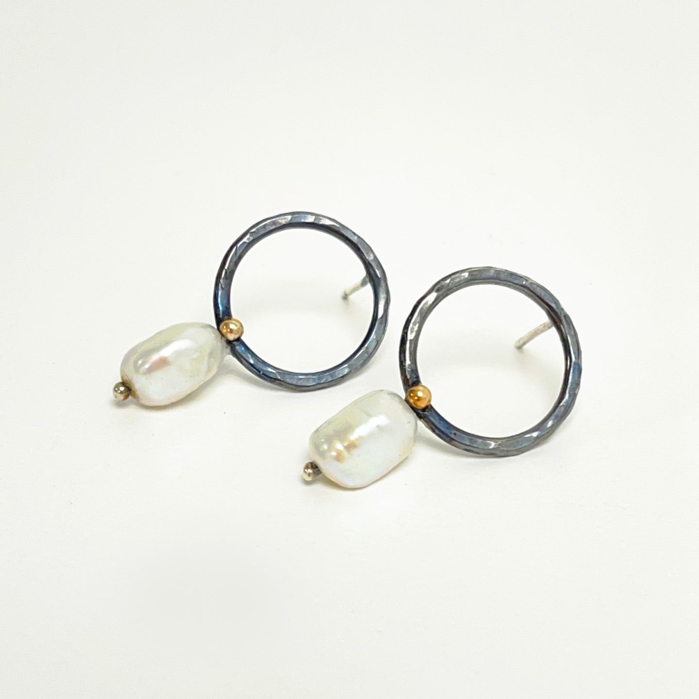 Silver & pearl stud earrings - circle