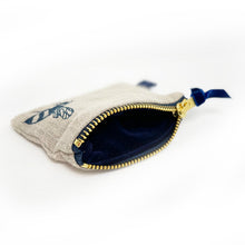 Load image into Gallery viewer, Small linen purse - natural bee
