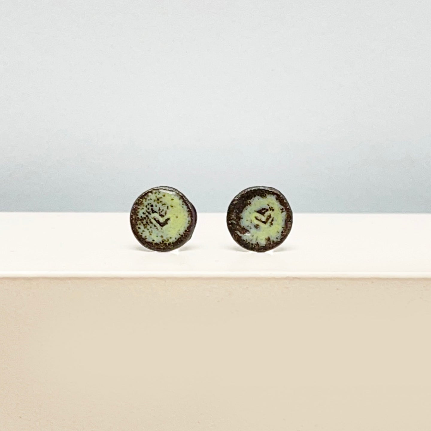 Small enamel heart stud earrings - green