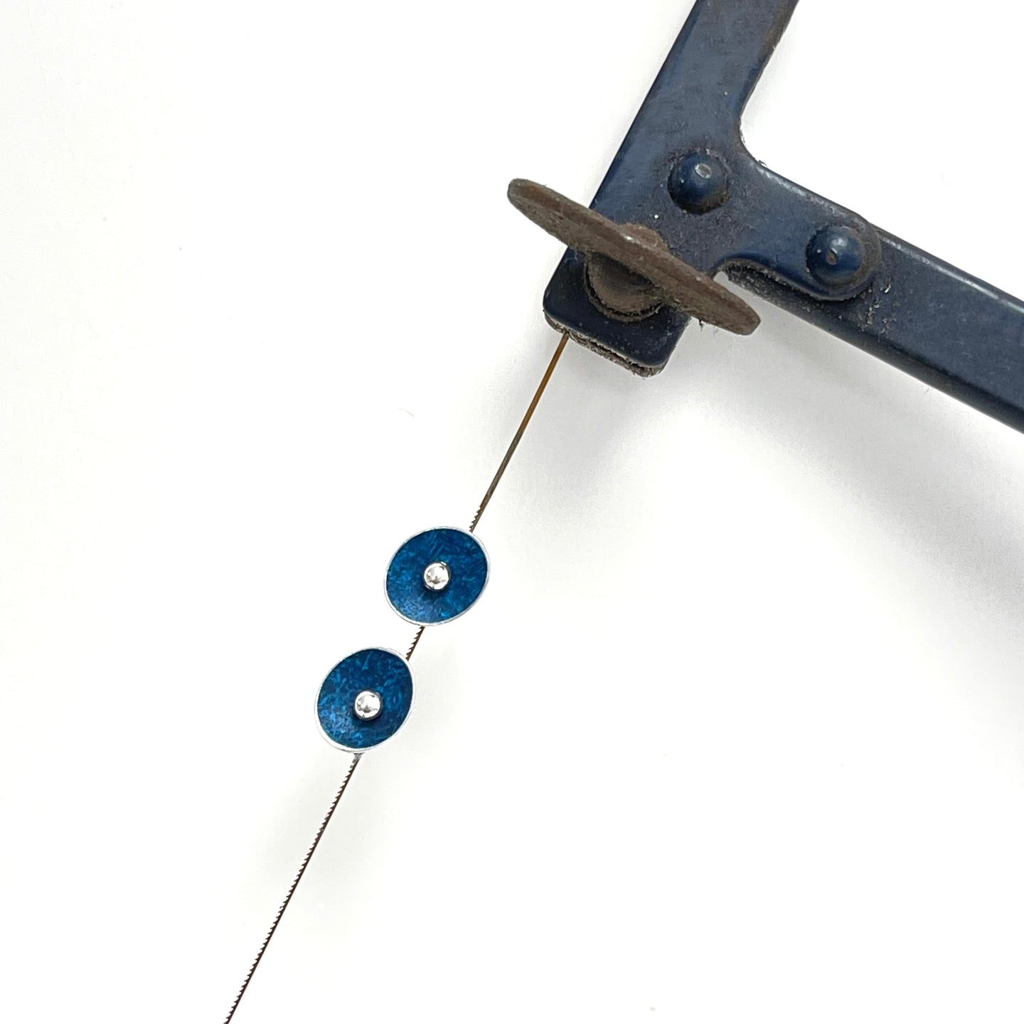 Aluminium and silver stud earrings - navy