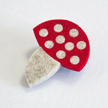 Load image into Gallery viewer, Felt brooch - toadstool

