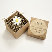 Load image into Gallery viewer, Ceramic flower brooch - daisy

