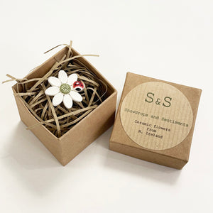 Ceramic flower brooch - daisy & ladybird