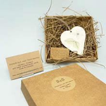 Load image into Gallery viewer, Ceramic hanging - baby&#39;s breath (Gypsophila)
