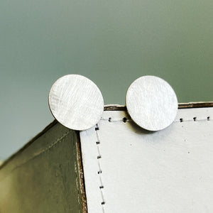 Silver disk stud earrings 1