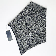 Load image into Gallery viewer, Triangular snood - 6
