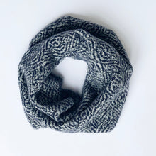 Load image into Gallery viewer, Triangular snood - 1

