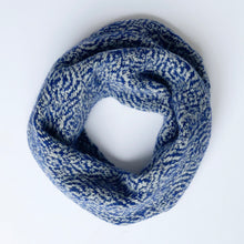 Load image into Gallery viewer, Triangular snood - 10
