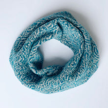 Load image into Gallery viewer, Triangular snood - 15
