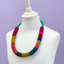 Load image into Gallery viewer, Felt disk necklace - pink
