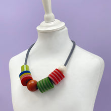 Load image into Gallery viewer, Felt bead necklace - red
