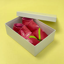 Load image into Gallery viewer, Baby Shoes - Pink flower
