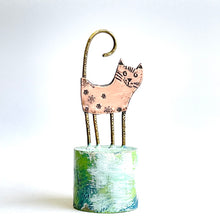 Load image into Gallery viewer, Little cat on plinth 2
