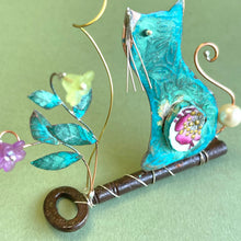 Load image into Gallery viewer, Cat on a key
