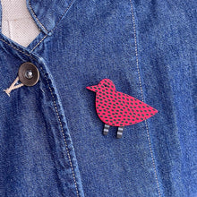 Load image into Gallery viewer, Christmas brooch - red bird
