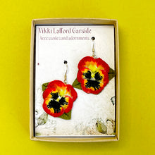 Load image into Gallery viewer, Pansy red earrings.
