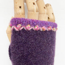 Load image into Gallery viewer, Lambswool wrist mitts 17
