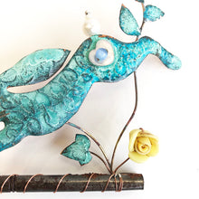 Load image into Gallery viewer, Hare on a key
