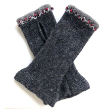 Load image into Gallery viewer, Lambswool wrist mitts 4
