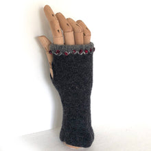 Load image into Gallery viewer, Lambswool wrist mitts 4

