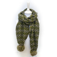 Load image into Gallery viewer, Pom Pom scarf - green
