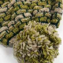 Load image into Gallery viewer, Pom Pom hat - green
