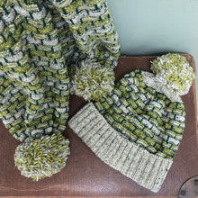 Load image into Gallery viewer, Pom Pom hat - green
