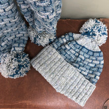 Load image into Gallery viewer, Pom Pom hat - blue
