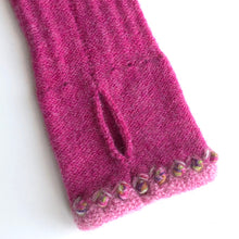 Load image into Gallery viewer, Lambswool wrist mitts 5
