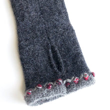 Load image into Gallery viewer, Lambswool wrist mitts 4
