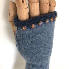 Load image into Gallery viewer, Lambswool wrist mitts 7
