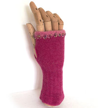 Load image into Gallery viewer, Lambswool wrist mitts 5
