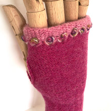Load image into Gallery viewer, Lambswool wrist mitts 5
