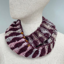 Load image into Gallery viewer, Danish necklet with amber - 3
