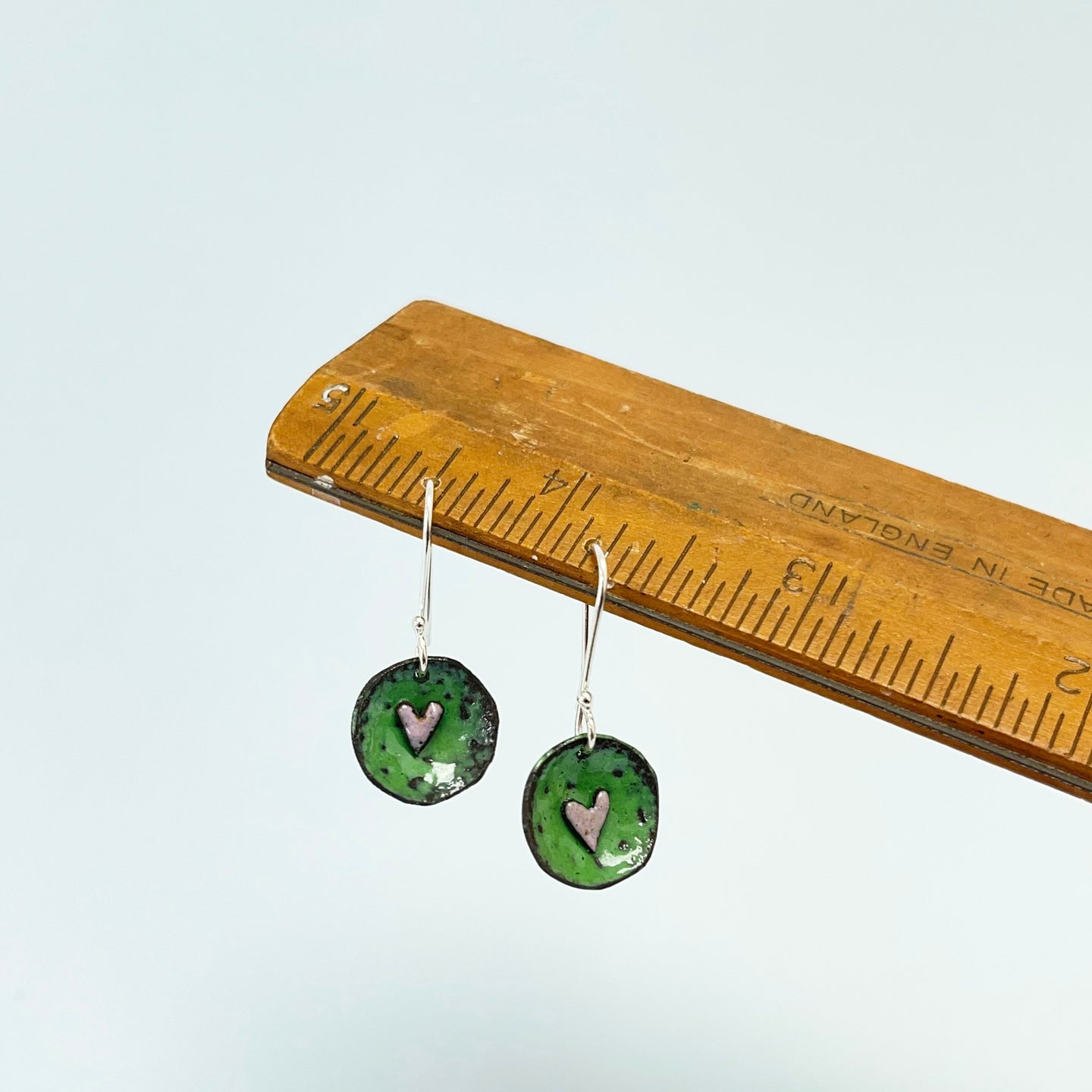 Enamel heart drop earrings -green / pink