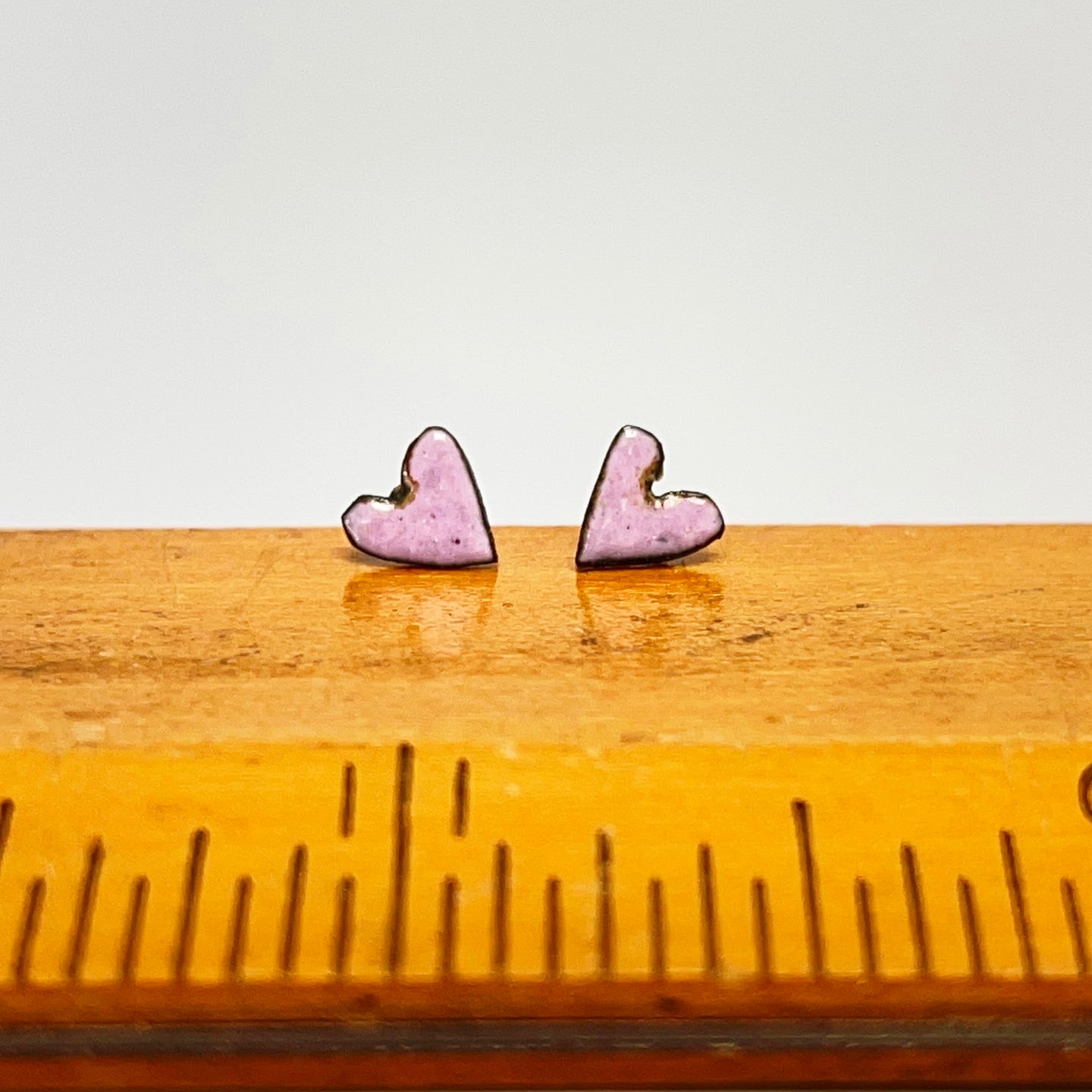 Tiny enamel heart earrings - pink