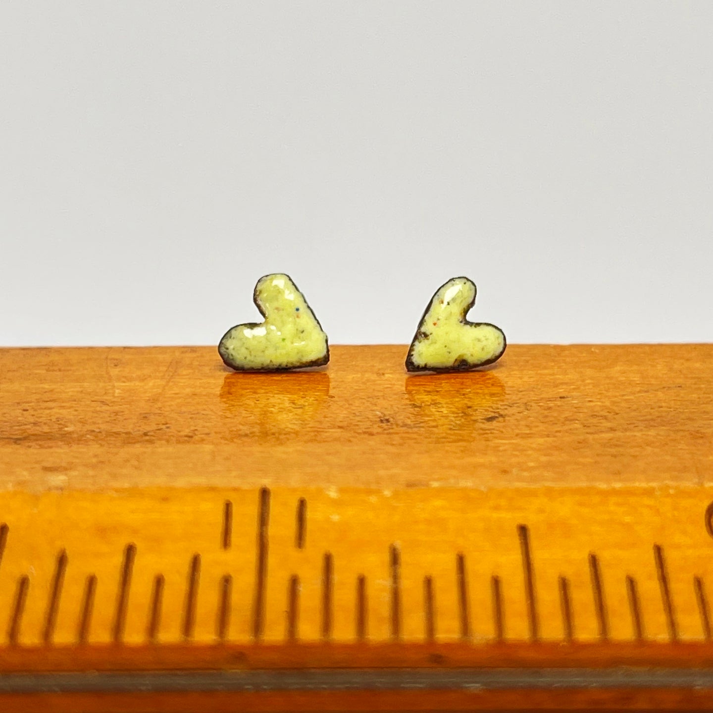 Tiny enamel heart earrings - lime
