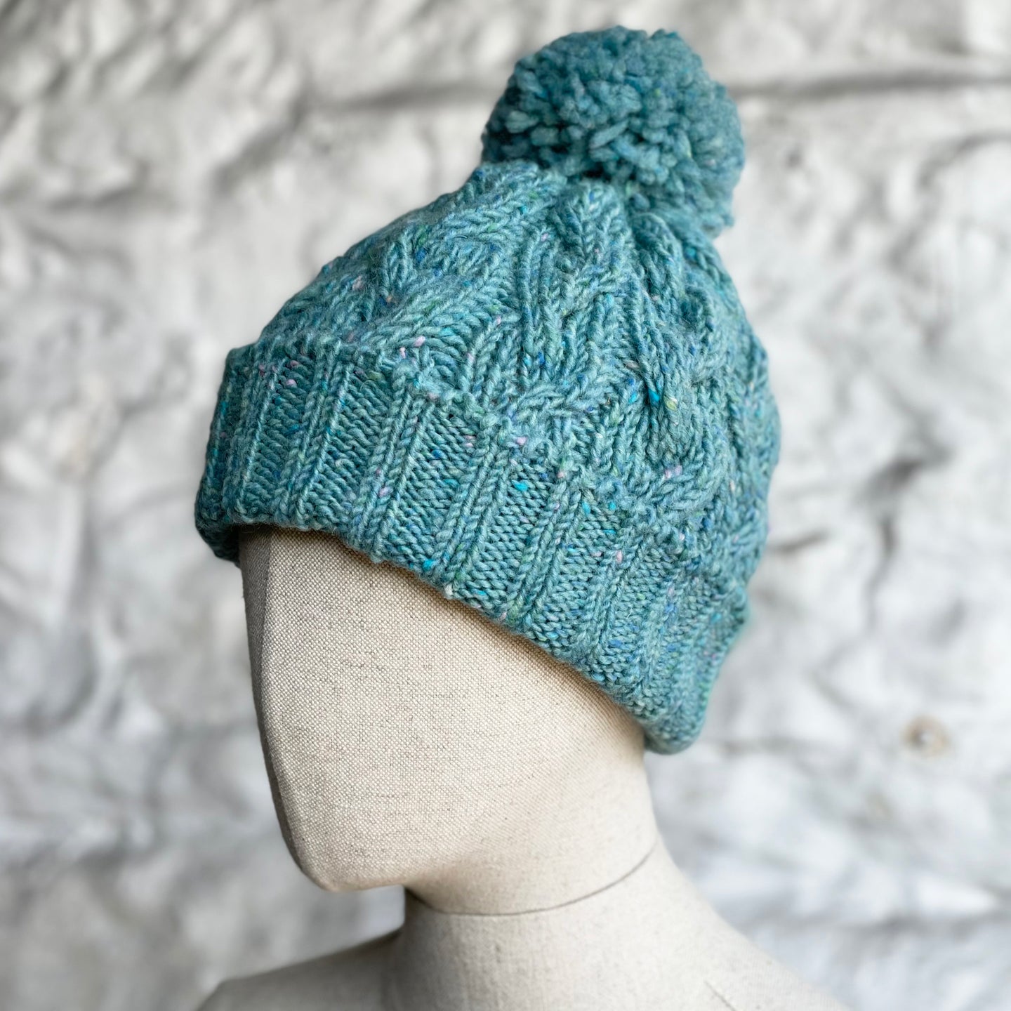 Classic cable pom pom hat - blue