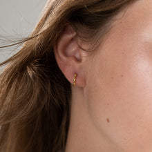 Load image into Gallery viewer, Twisted hoop. Gold
