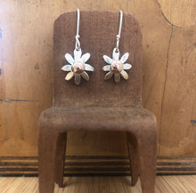 Load image into Gallery viewer, Flower necklace and earring set
